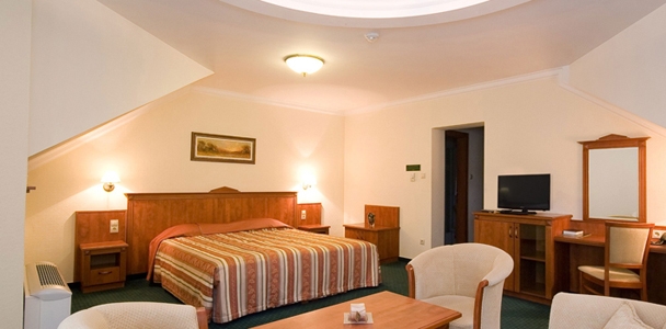 Főépületi családi hotelszoba 2 (+2) ágyas